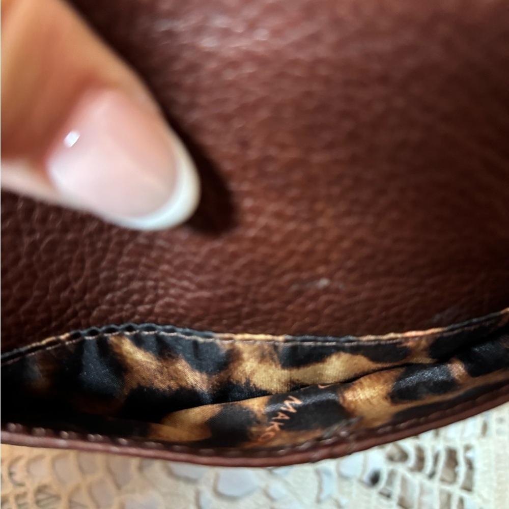 B. Makowsky Elegant Brown Pebbled Leather Crossbody Bag with Gold Details - Picture 7 of 11